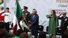 De la mano de AMLO, delegación mexicana es abanderada para París 2024