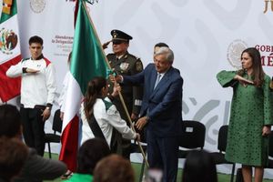 De la mano de AMLO, delegación mexicana es abanderada para París 2024