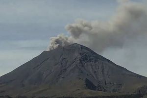 Despierta el Popocatépetl; autoridades piden tener cuidado con las cenizas