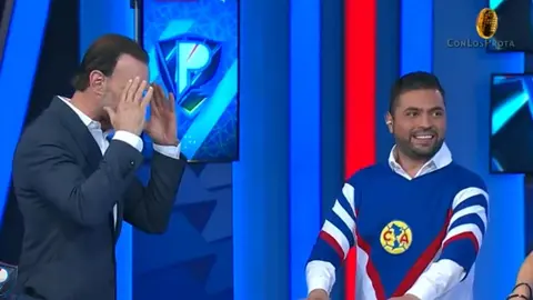 ¡Como un caballero! Omar Villarreal paga apuesta y se pone playera del América en programa