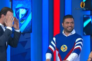 ¡Como un caballero! Omar Villarreal paga apuesta y se pone playera del América en programa