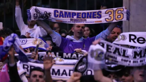 Afición del Real Madrid festeja título en Cibeles