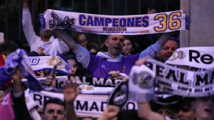 Afición del Real Madrid festeja título en Cibeles