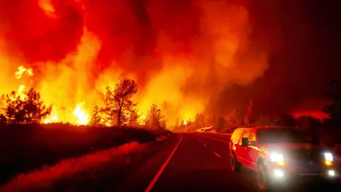 ¡Incendio en California está fuera de control! Es el más grande del año