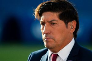 'Checo' Pérez felicita a Iván Zamorano por ser incluido en el Salón de la Fama del Futbol 2024