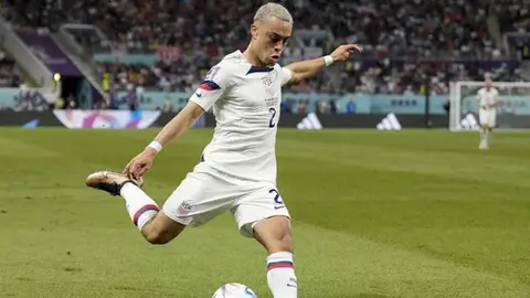 Sergiño Dest se baja de Copa América tras haberse lesionado el ligamento cruzado