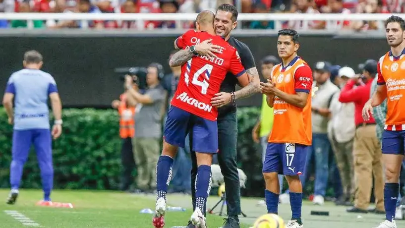 Fernando Gago destacó la importancia de Chicharito en Chivas: 'Lo necesitamos'