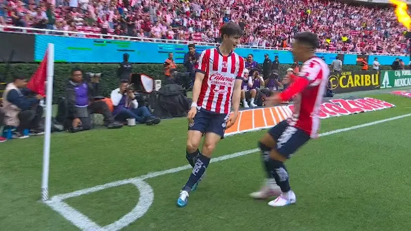 ‘Hormiga’ González inicia como titular por primera ocasión con Chivas y responde con gol
