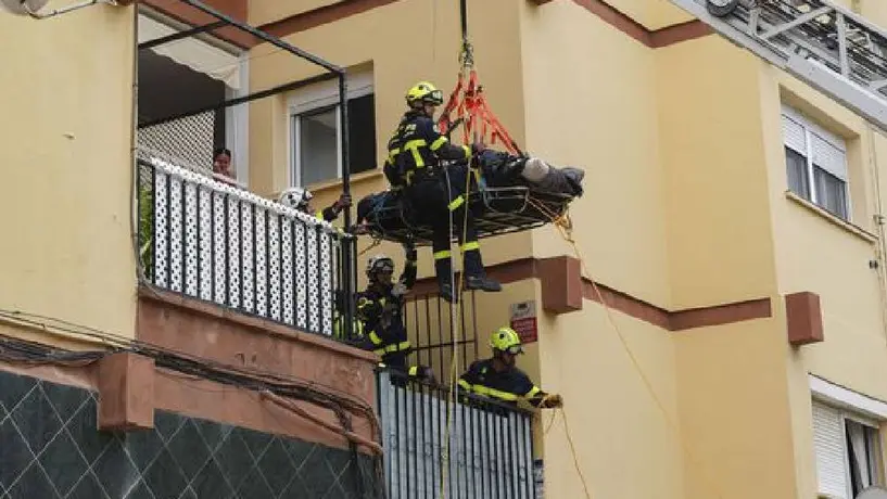 VIDEO: Bomberos de Cádiz trasladan al hospital a un hombre de 300 kilos