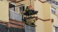 VIDEO: Bomberos de Cádiz trasladan al hospital a un hombre de 300 kilos