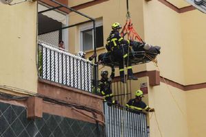 VIDEO: Bomberos de Cádiz trasladan al hospital a un hombre de 300 kilos
