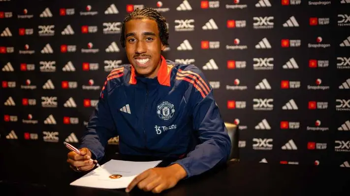 Leny Yoro tras firmar contrato con Manchester United: 'Es un honor increíble'