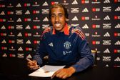 Leny Yoro tras firmar contrato con Manchester United: 'Es un honor increíble'