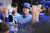 Shohei Ohtani rompe récord con Dodgers y luego 'le salvan la vida' en el dogout