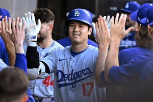 Shohei Ohtani rompe récord con Dodgers y luego 'le salvan la vida' en el dogout