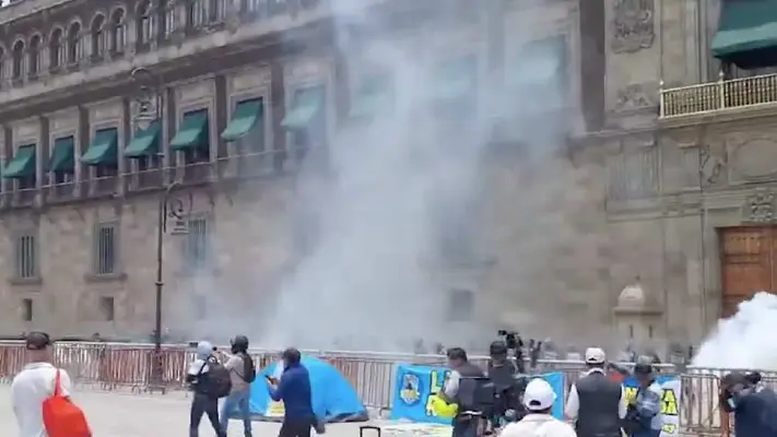 Normalistas de Ayotzinapa lanzan petardos contra Palacio Nacional; se reportan varios lesionados