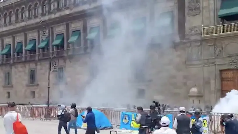 Normalistas de Ayotzinapa lanzan petardos contra Palacio Nacional; se reportan varios lesionados