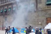 Normalistas de Ayotzinapa lanzan petardos contra Palacio Nacional; se reportan varios lesionados