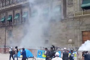 Normalistas de Ayotzinapa lanzan petardos contra Palacio Nacional; se reportan varios lesionados