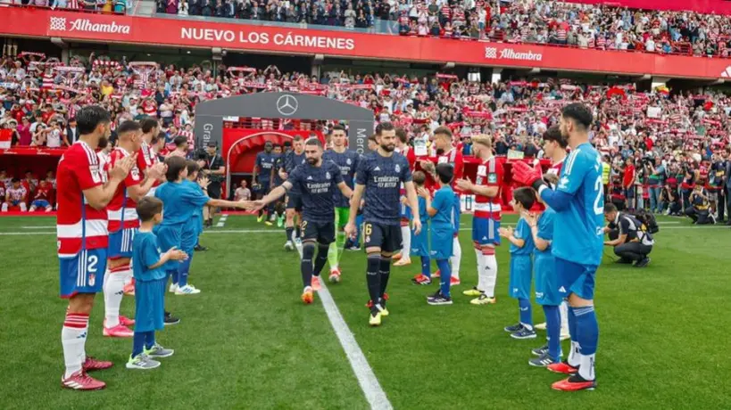 Granada recibió al Real Madrid con pasillo tras coronarse en LaLiga