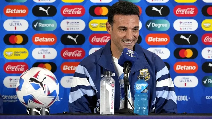 Scaloni elogia a James Rodriguez: “Es un gran jugador y es un placer verlo jugar”