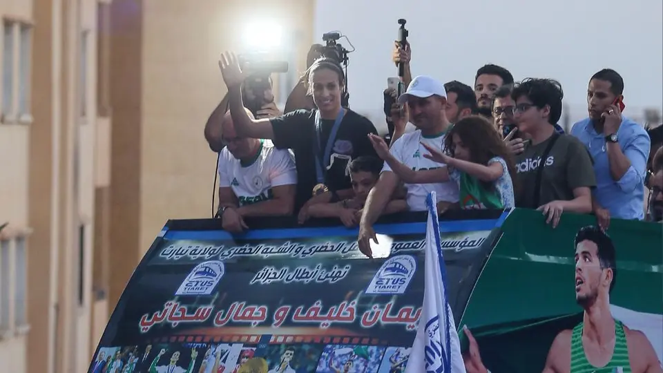 Boxeadora argelina, Imane Khelif, fue recibida con desfile a la llegada a su país