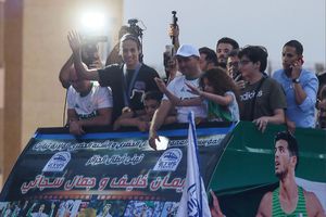 Boxeadora argelina, Imane Khelif, fue recibida con desfile a la llegada a su país