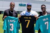 Vinicius Jr. y Eder Militao visitan a los Miami Dolphins antes del arranque de Copa América