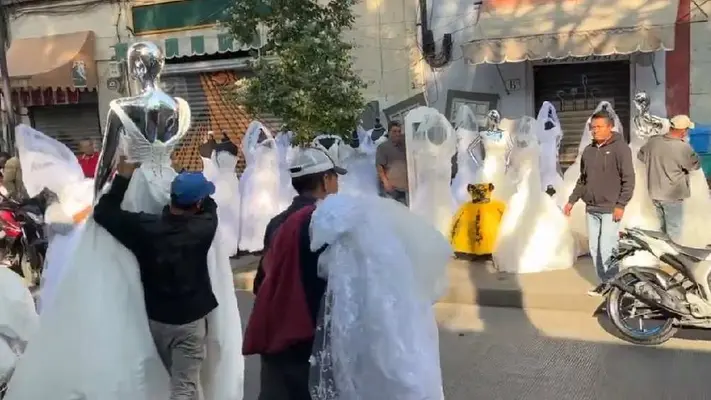 ¿Los regalan? Vestidos de novia acaban en banquetas del Centro Histórico