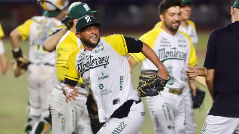 ¡Una proeza! Kevin Kelly y Sultanes lanzan sin hit ni carrera ante Pericos de Puebla