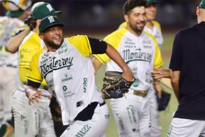 ¡Una proeza! Kevin Kelly y Sultanes lanzan sin hit ni carrera ante Pericos de Puebla