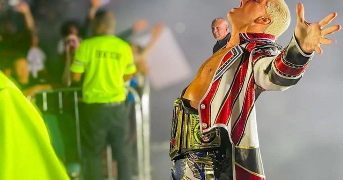 Cody Rhodes mantiene su título al vencer a Santos Escobar en México ...