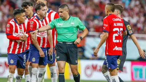 Fernando Hierro fue captado reclamando a los árbitros tras el partido de Chivas ante Toluca