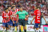 Fernando Hierro fue captado reclamando a los árbitros tras el partido de Chivas ante Toluca