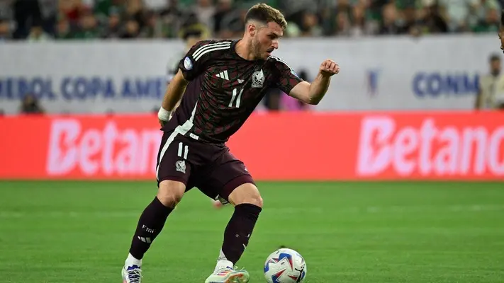 Aficionada 'rompe' en llanto tras conocer a Santiago Giménez durante la Copa América