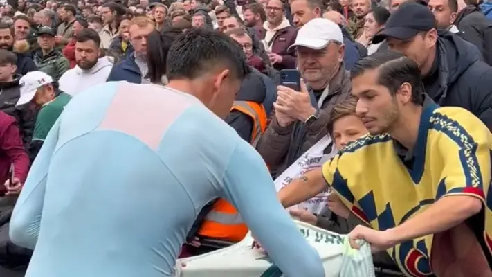 ¡Enorme gesto! Edson Álvarez firma la playera de un aficionado mexicano tras el partido del West Ham