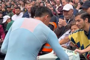 ¡Enorme gesto! Edson Álvarez firma la playera de un aficionado mexicano tras el partido del West Ham