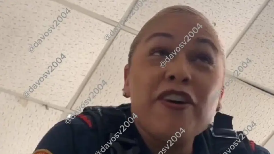 Graban a mujer oficial de la Policía Bancaria de la CDMX intimidando a hombre