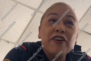 Graban a mujer oficial de la Policía Bancaria de la CDMX intimidando a hombre