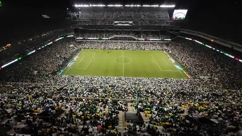 Partido de México se vio afectado por invasores de cancha por segundo juego consecutivo