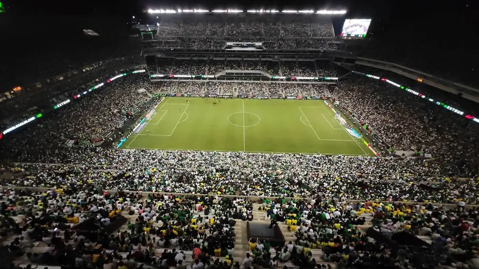 Partido de México se vio afectado por invasores de cancha por segundo juego consecutivo