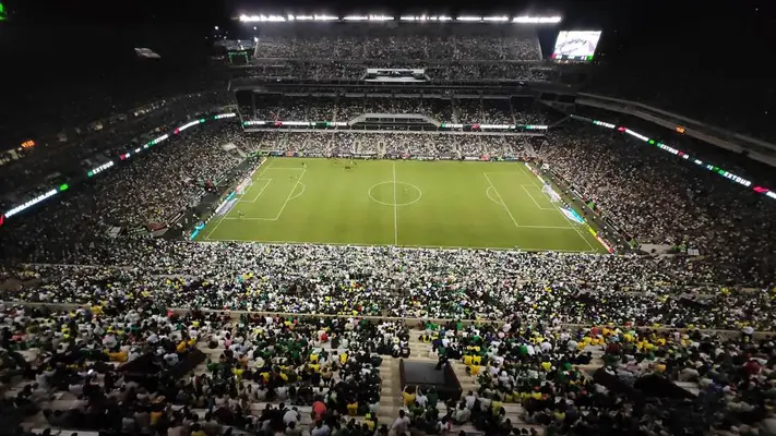 Partido de México se vio afectado por invasores de cancha por segundo juego consecutivo