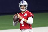 ¡Alarmas en Dallas! Dak Prescott es visto con una protección en el tobillo derecho