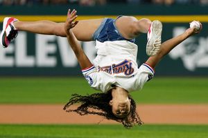 Hezly Rivera se luce con acrobacia en el primer lanzamiento del Rangers vs Yankees
