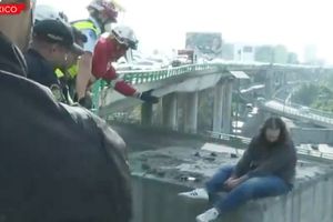 Hombre con depresión buscaba quitarse la vida en Periférico; autoridades logran rescatarlo