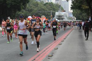 Captan a corredor haciendo trampa en pleno Maratón de la CDMX; celebra y cruza la meta
