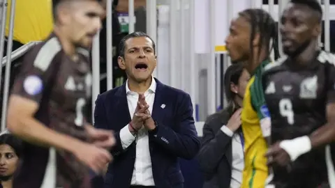 Copa América: Jaime Lozano defiende contra los detractores de Santi Giménez
