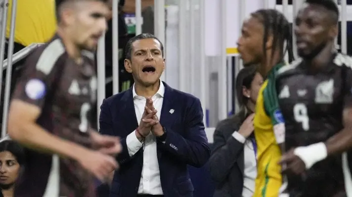 Copa América: Jaime Lozano defiende contra los detractores de Santi Giménez