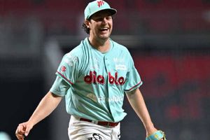 ¡Con paso perfecto! Trevor Bauer comanda la victoria 50 de los Diablos Rojos