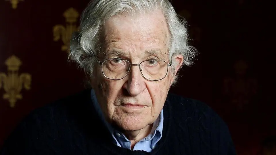 Noam Chomsky seguirá tratamiento desde casa; desmienten muerte del lingüística